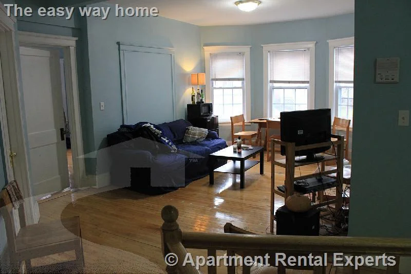 6 bed, 2 bath apartment for rent at 154 Magazine St Unit 1, Cambridgeport