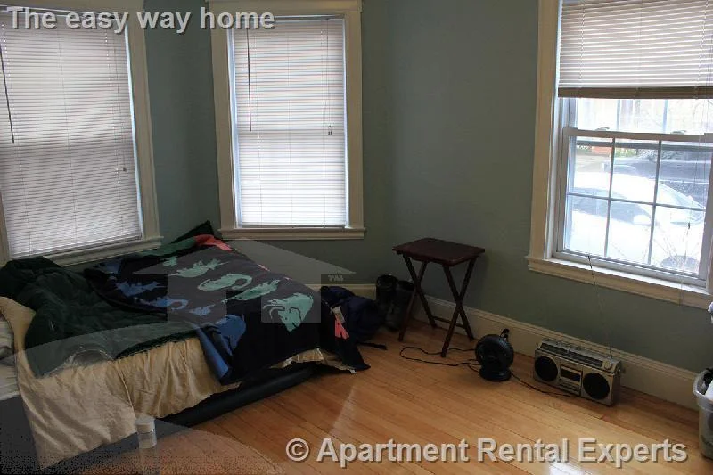 6 bed, 2 bath apartment for rent at 154 Magazine St Unit 1, Cambridgeport — photo 6 of 9