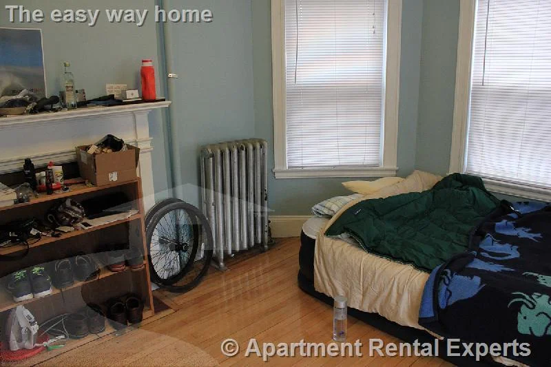 6 bed, 2 bath apartment for rent at 154 Magazine St Unit 1, Cambridgeport — photo 3 of 9