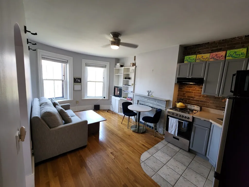 1 bed, 1 bath apartment for rent at 154 West Concord St Unit 3A, Shawmut