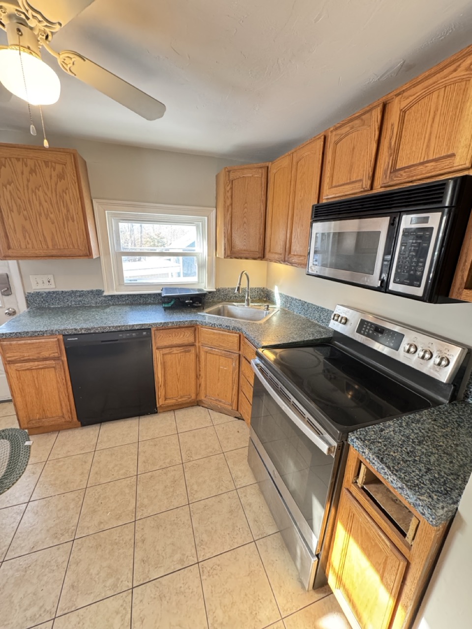 4 bed, 2 bath apartment for rent at 1547 Liberty St Unit 1, Braintree — photo 4 of 13