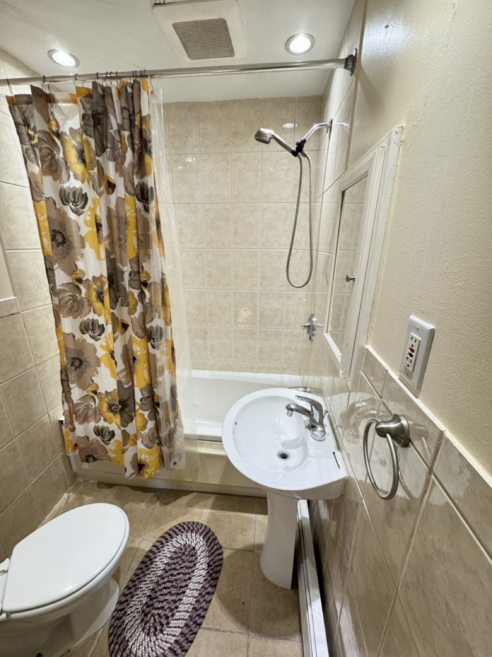 4 bed, 2 bath apartment for rent at 1547 Liberty St Unit 1, Braintree — photo 12 of 13