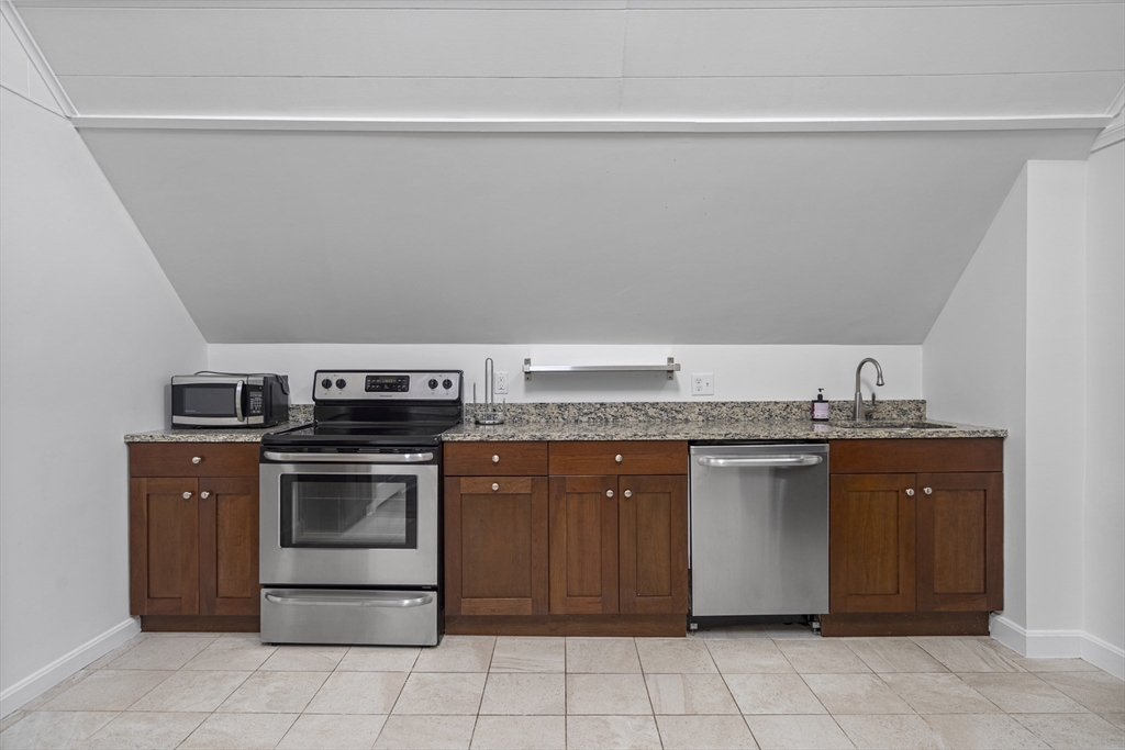 3 bed, 1 bath apartment for rent at 155 5th St Unit 3, Kendall Square — photo 3 of 9