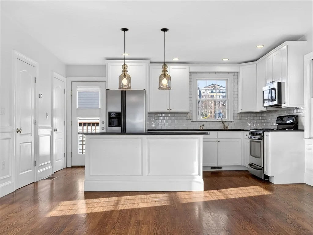 2 bed, 1 bath apartment for rent at 155 H St Unit 2, South Boston — photo 3 of 21