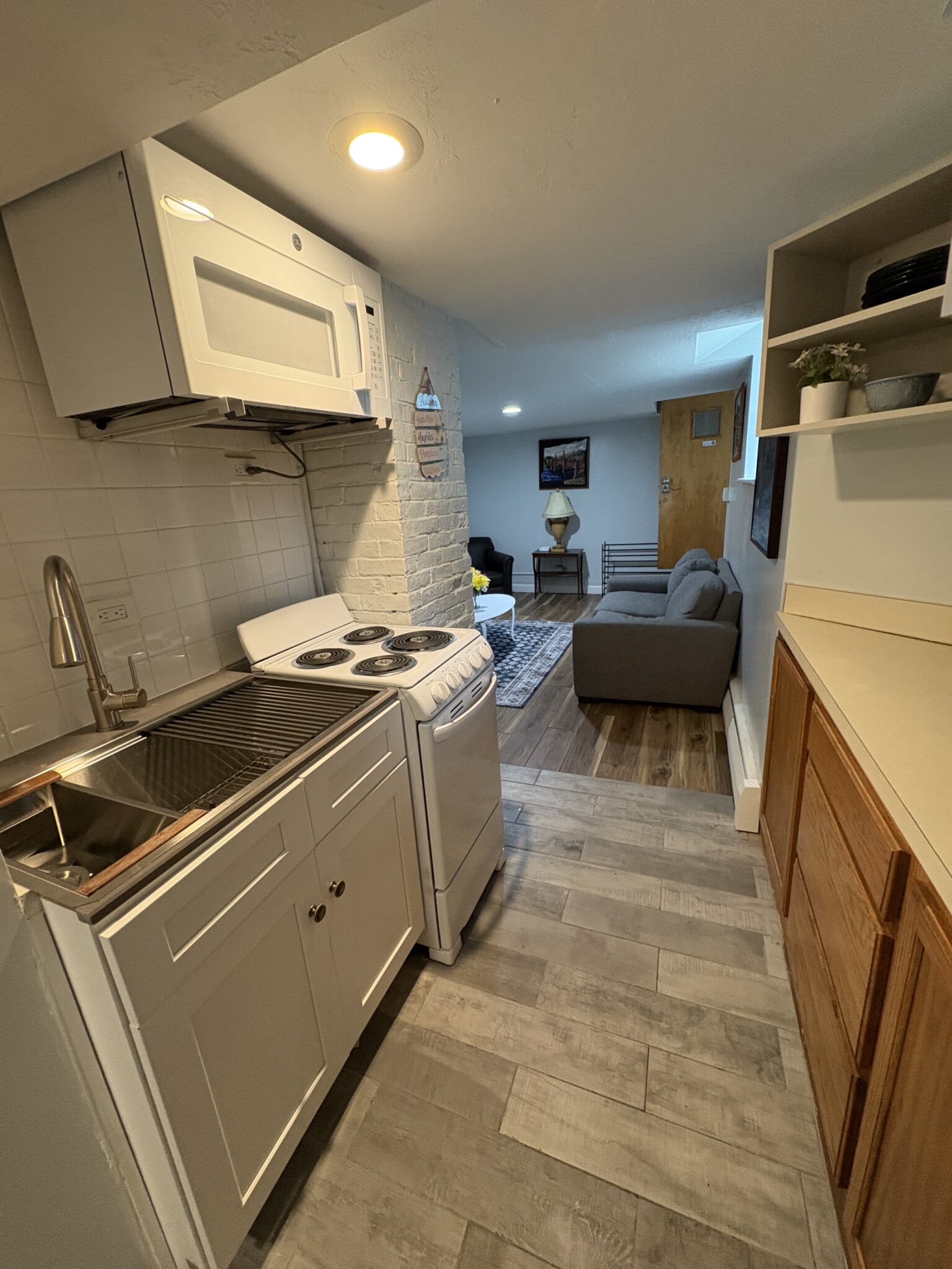 1 bed, 1 bath apartment for rent at 155 Kilsyth Rd Unit B, Brighton — photo 2 of 13