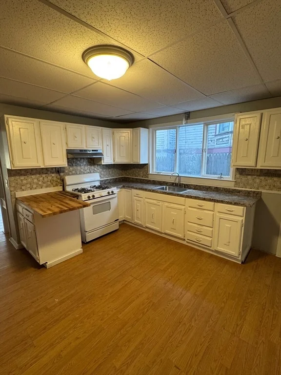 3 bed, 1 bath apartment for rent at 155 Summer St Unit 155, Lowell — photo 4 of 24