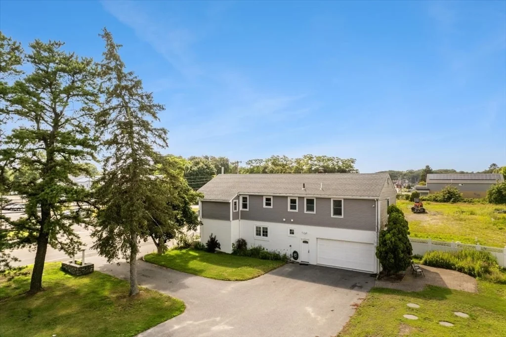 3 bed, 2 bath apartment for rent at 1550 Fall River Ave Unit 2, Seekonk — photo 2 of 10
