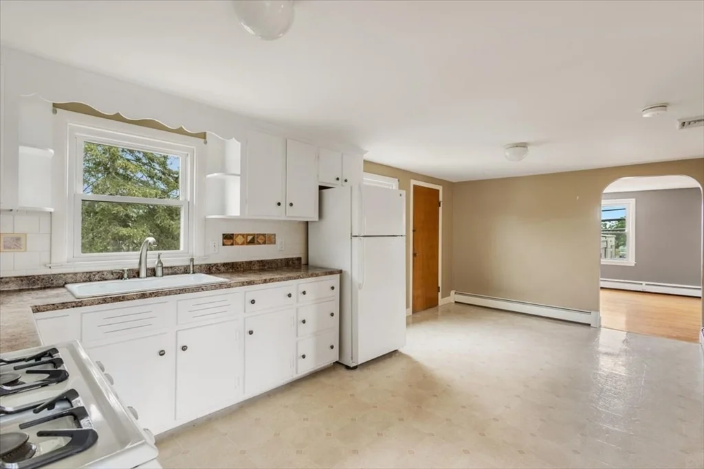 3 bed, 2 bath apartment for rent at 1550 Fall River Ave Unit 2, Seekonk — photo 5 of 10