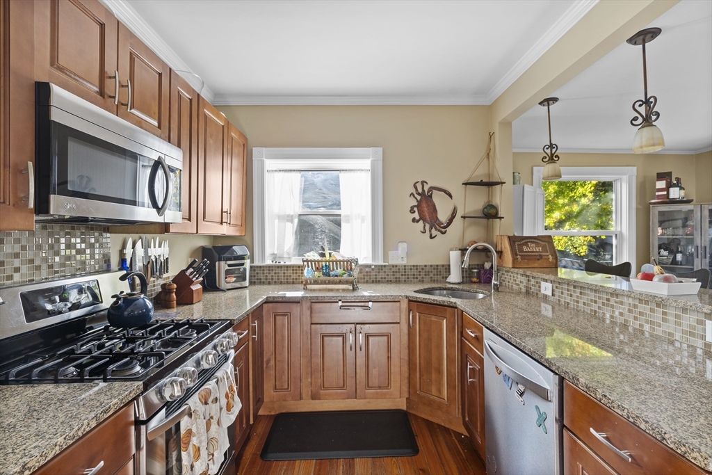 3 bed, 1 bath apartment for rent at 1551 Centre St Unit 2, West Roxbury — photo 2 of 19
