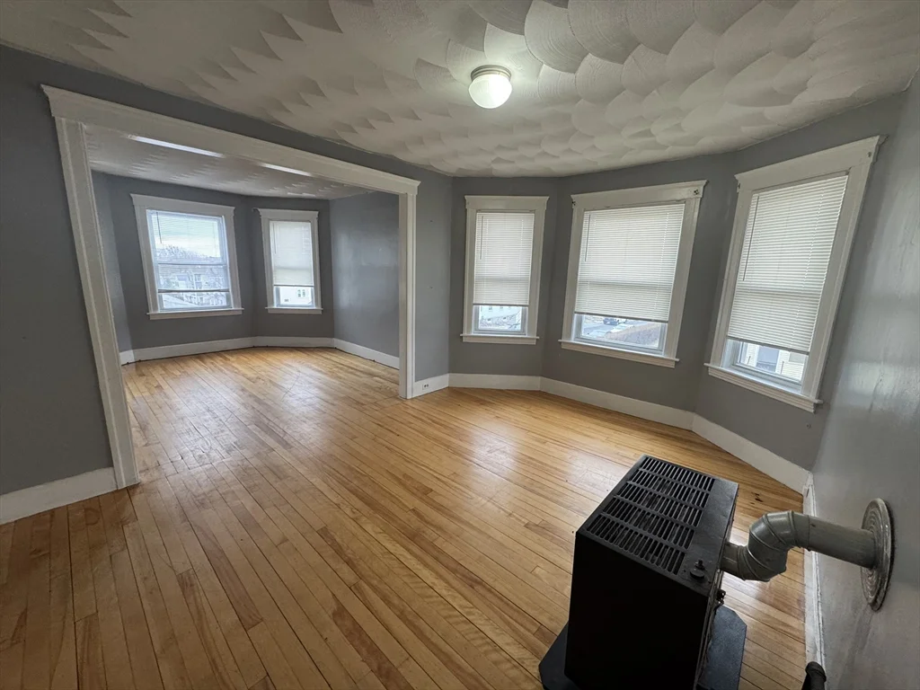 3 bed, 1 bath apartment for rent at 156 Fairmont Ave Unit 2, Worcester — photo 2 of 18