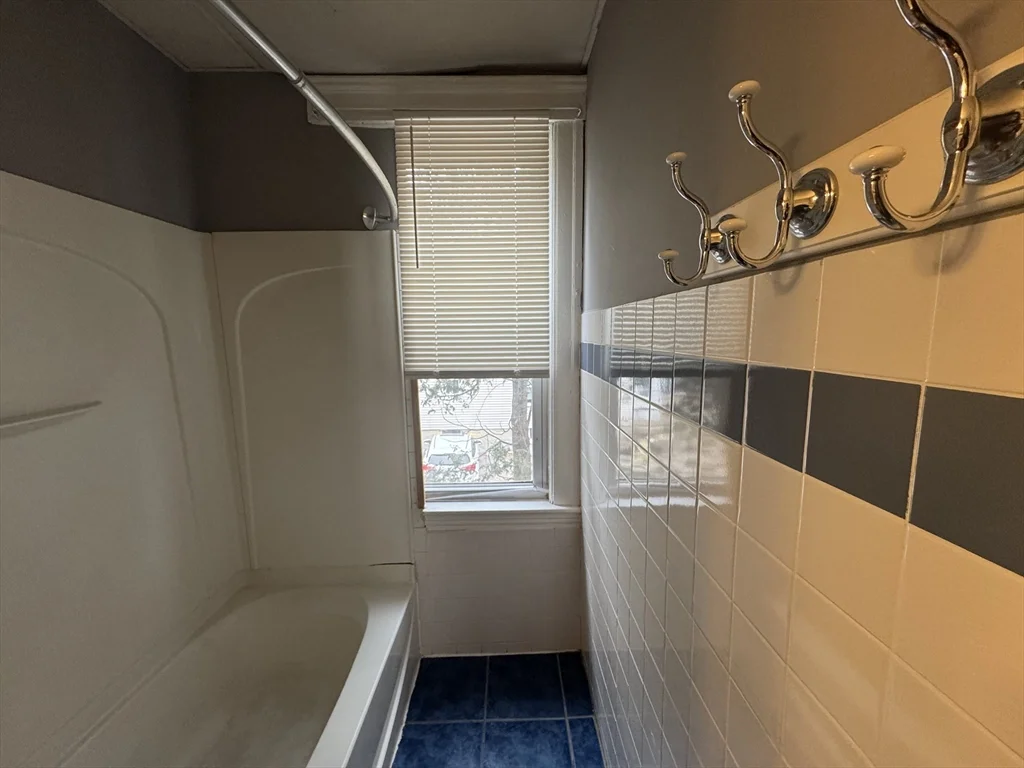 3 bed, 1 bath apartment for rent at 156 Fairmont Ave Unit 2, Worcester — photo 9 of 18
