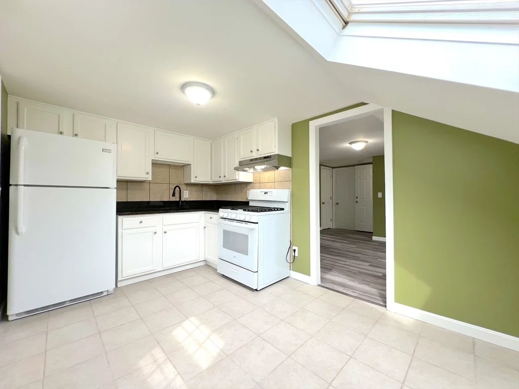 3 bed, 1 bath apartment for rent at 156 Grinnell Unit 2, New Bedford — photo 7 of 11
