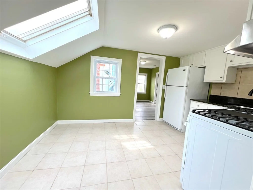 3 bed, 1 bath apartment for rent at 156 Grinnell Unit 2, New Bedford — photo 6 of 11