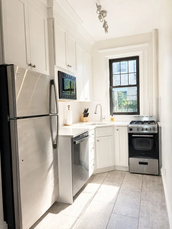 2 bed, 1 bath apartment for rent at 1560 Commonwealth Ave Unit 6, Brighton — photo 5 of 8