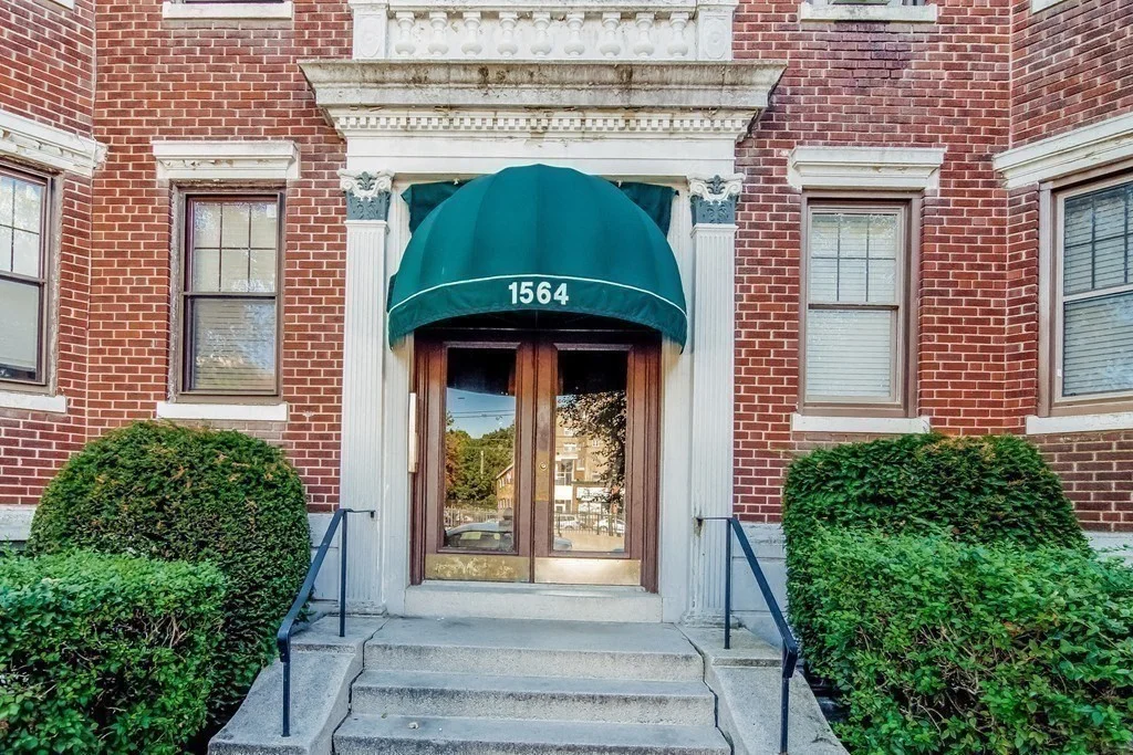 2 bed, 1 bath apartment for rent at 1564 Commonwealth Ave Unit 5, Brighton