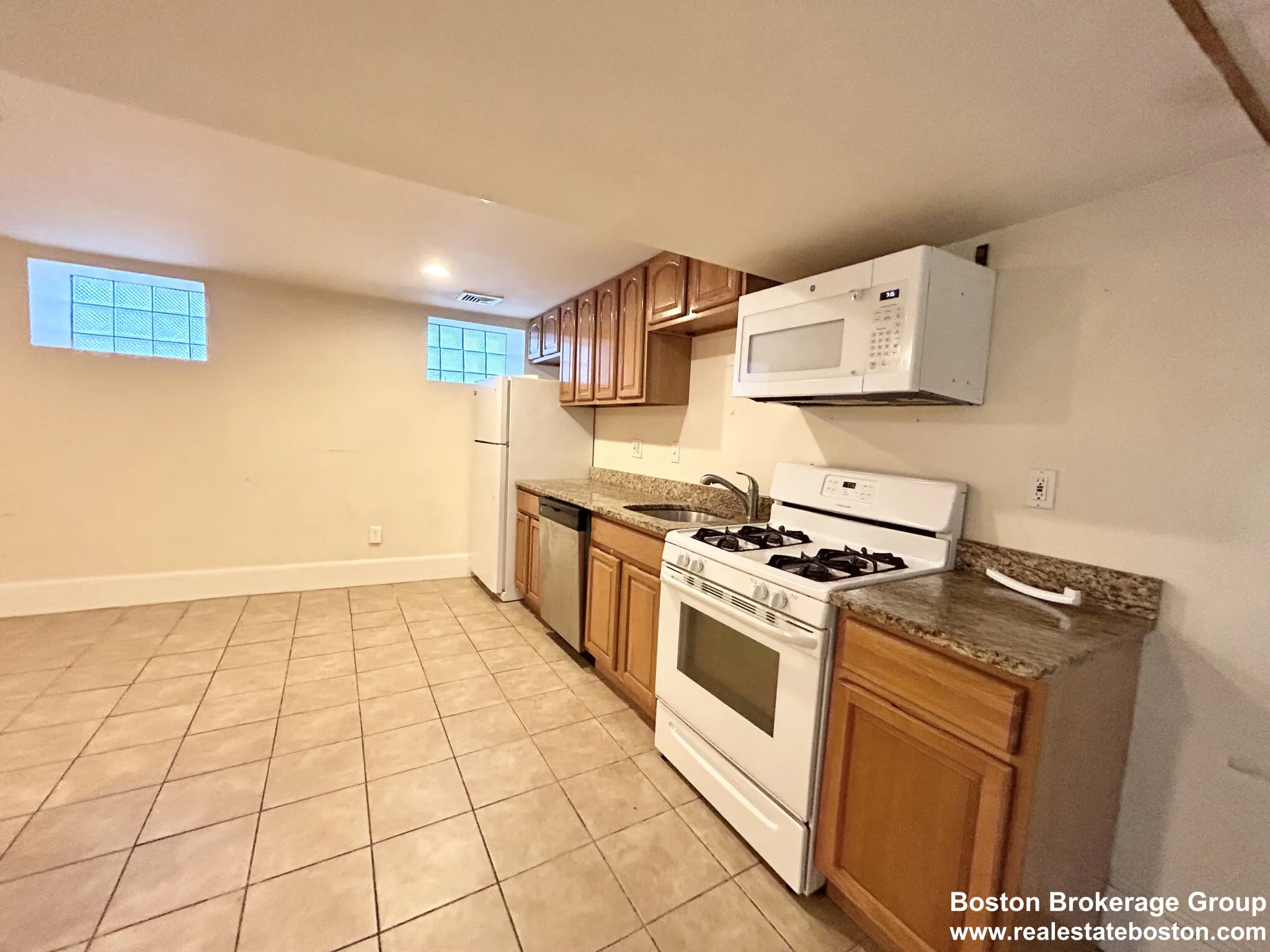 3 bed, 1 bath apartment for rent at 1568 Tremont St Unit 1, Mission Hill — photo 5 of 8