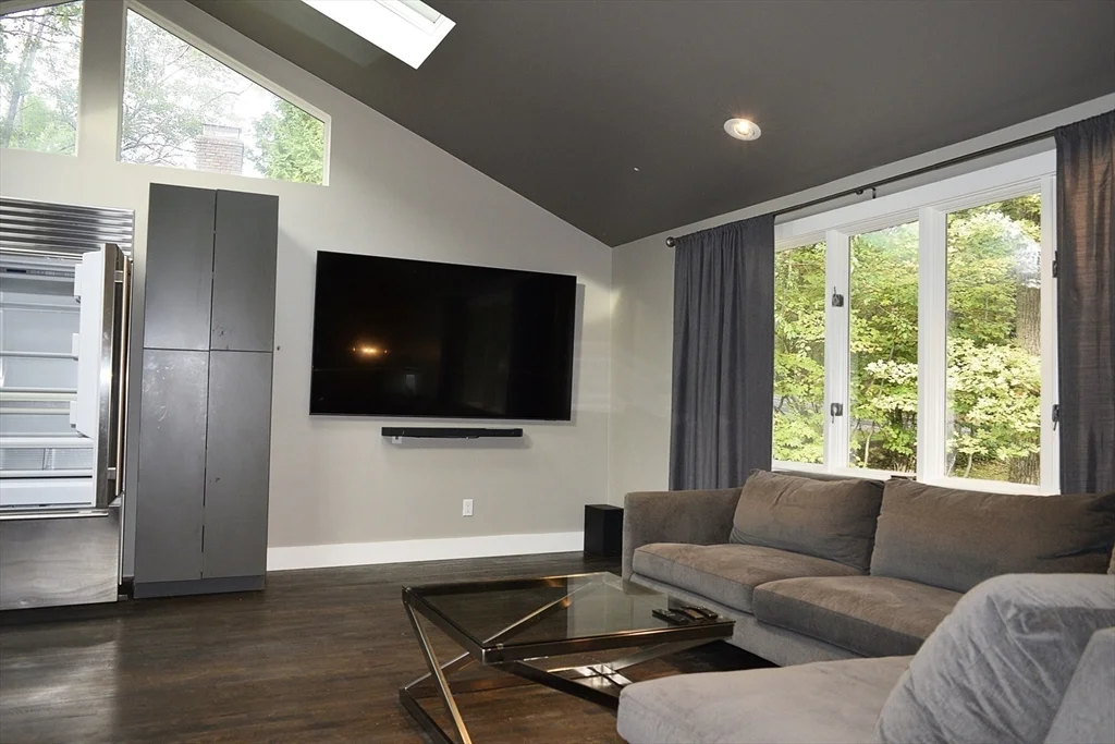 4 bed, 1 bath apartment for rent at 157 Floral St, Shrewsbury — photo 4 of 42