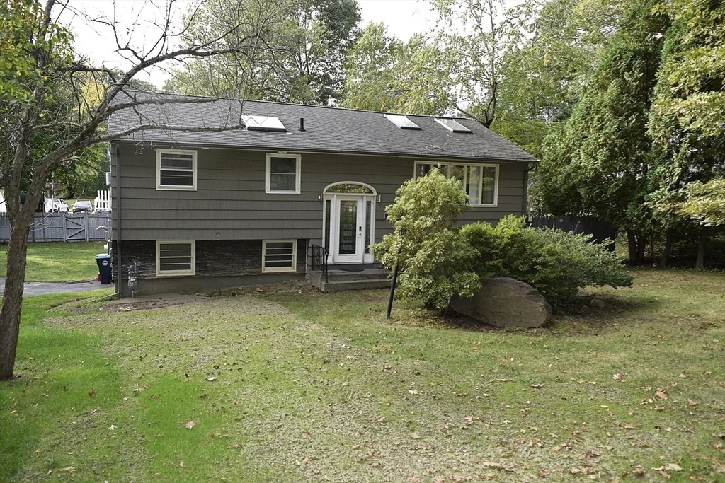 4 bed, 1 bath apartment for rent at 157 Floral St, Shrewsbury — photo 5 of 42