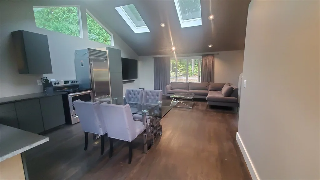 4 bed, 1 bath apartment for rent at 157 Floral St, Shrewsbury — photo 3 of 42
