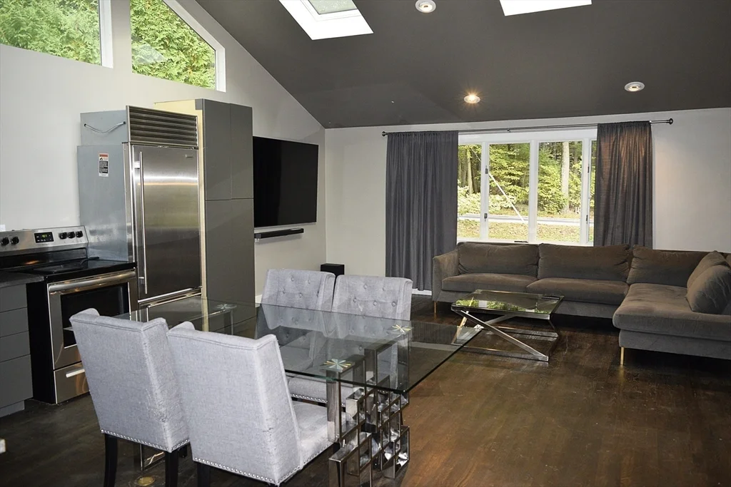 4 bed, 1 bath apartment for rent at 157 Floral St, Shrewsbury