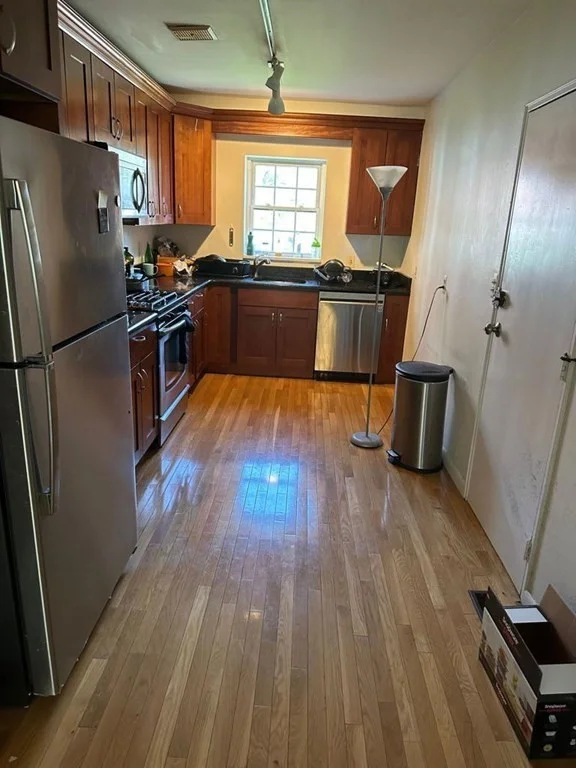 3 bed, 2 bath apartment for rent at 157 Lake Shore Rd Unit 1, Brighton — photo 4 of 13