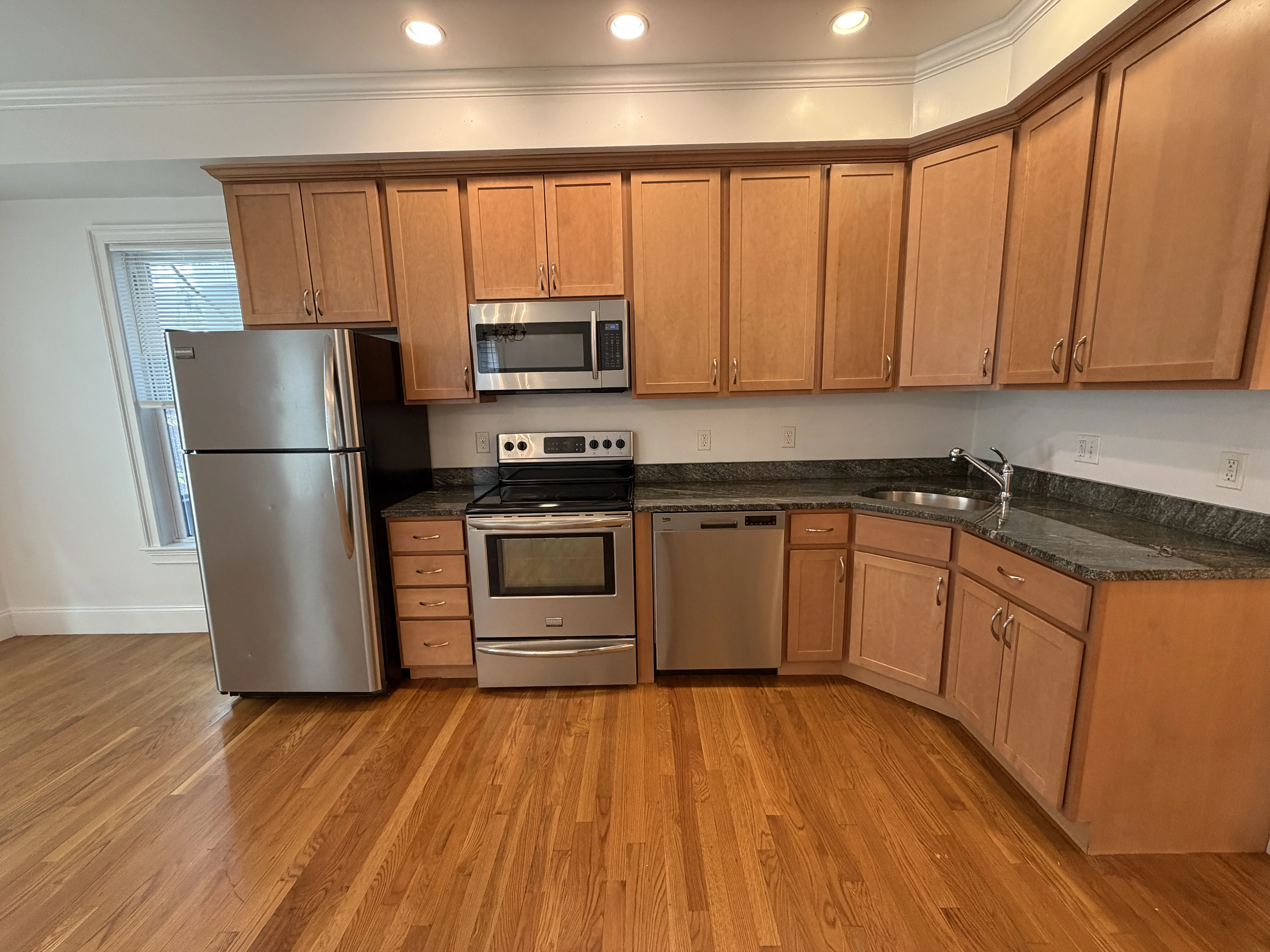 3 bed, 2 bath apartment for rent at 157 M St Unit 1, South Boston — photo 2 of 19