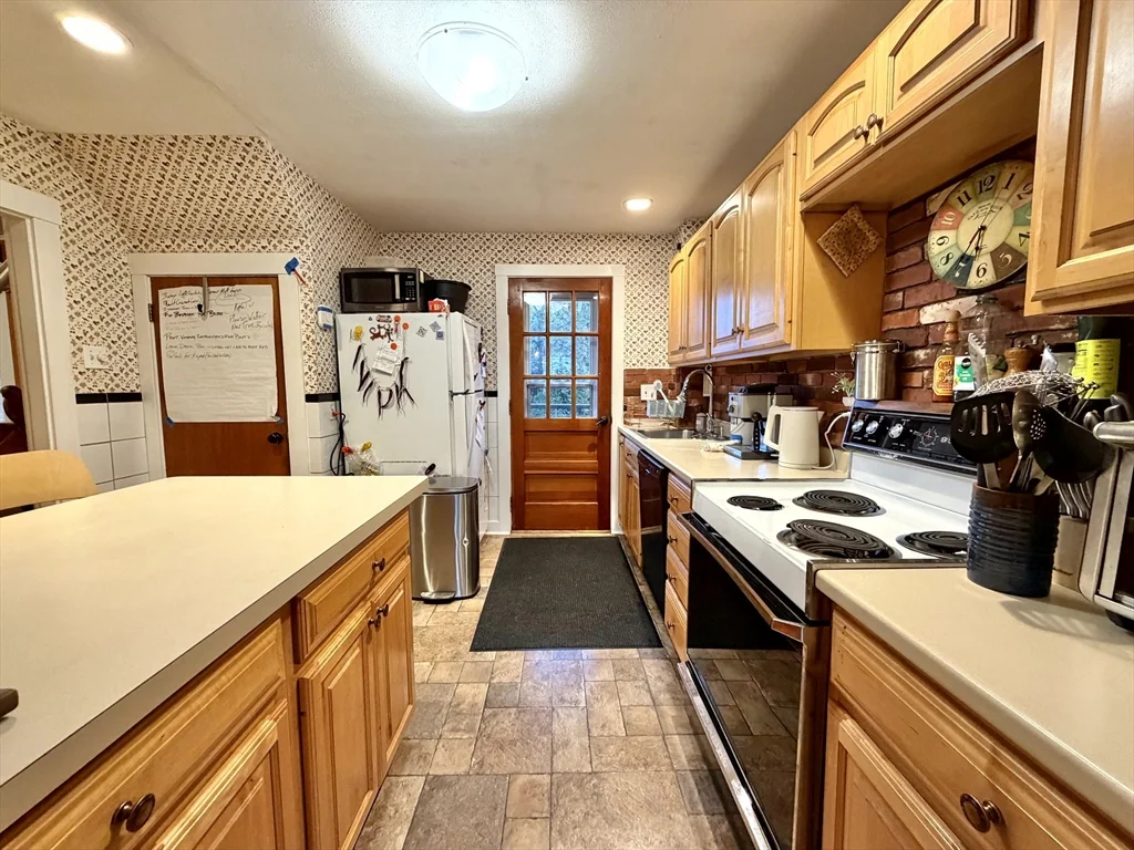 3 bed, 2 bath apartment for rent at 157 Riverview Ave Unit FURNISHED, Waltham — photo 20 of 38