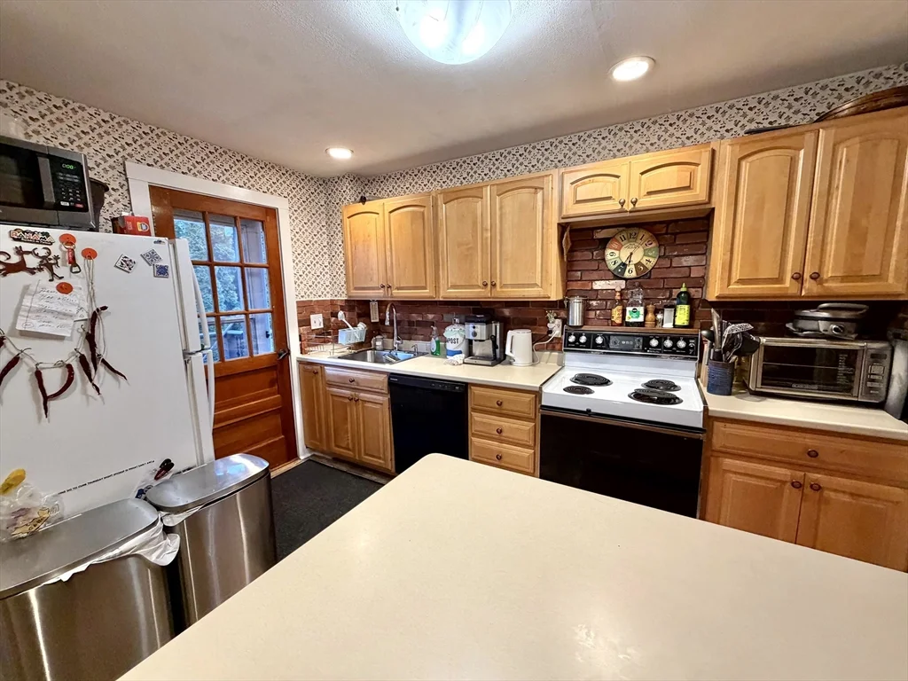 3 bed, 2 bath apartment for rent at 157 Riverview Ave Unit FURNISHED, Waltham — photo 21 of 38