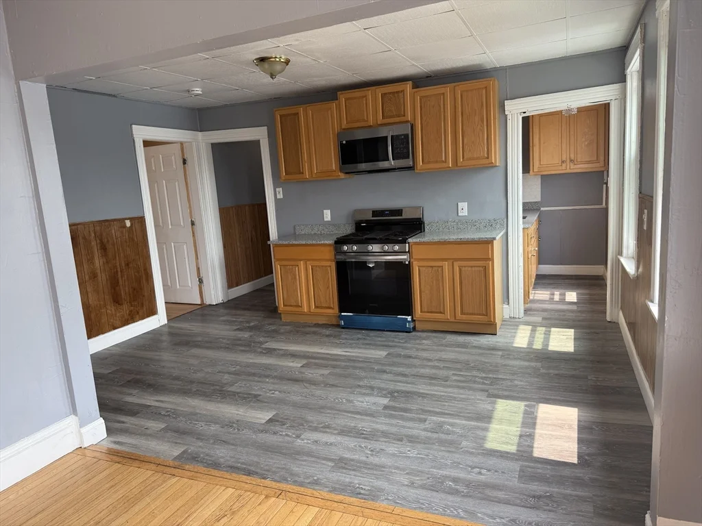3 bed, 1 bath apartment for rent at 157 Vernon St Unit 3, Worcester — photo 1 of 15