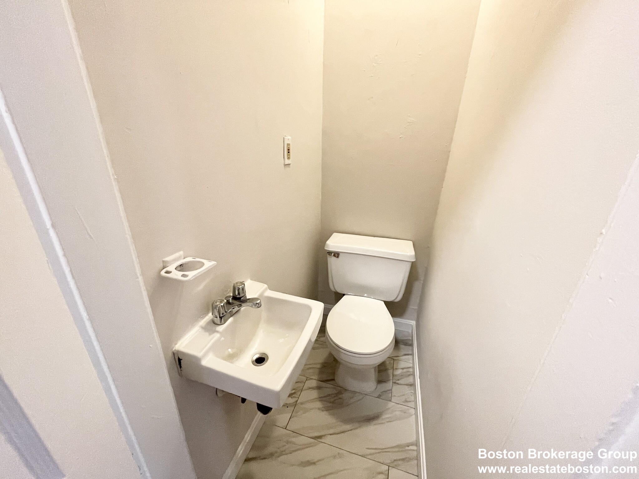 3 bed, 1.5 bath apartment for rent at 1574 Tremont St Unit OL3, Mission Hill — photo 6 of 9