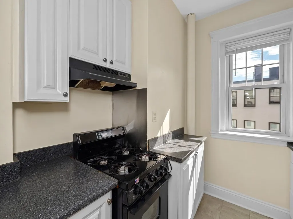1 bed, 1 bath apartment for rent at 1576 Commonwealth Ave Unit 10, Brighton — photo 3 of 9