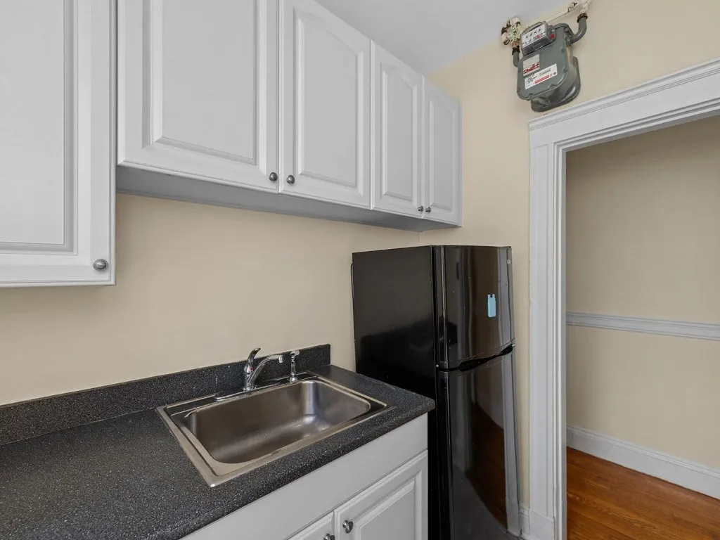 1 bed, 1 bath apartment for rent at 1576 Commonwealth Ave Unit 10, Brighton — photo 4 of 9