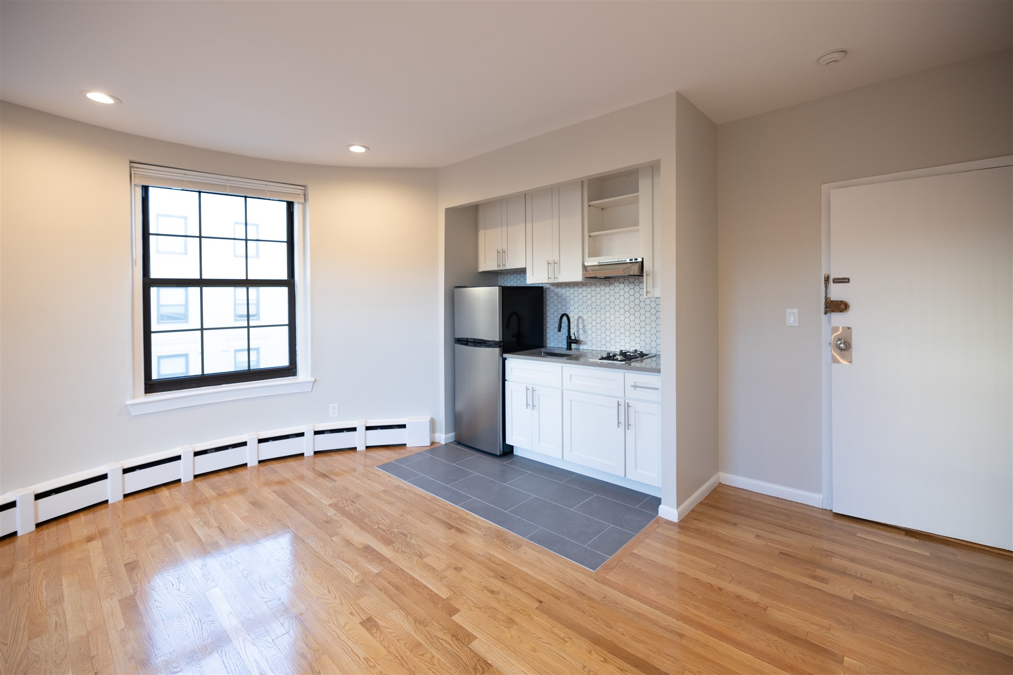 Studio bed, 1 bath apartment for rent at 158-161 Saint Botolph Unit 7F, Back Bay — photo 3 of 11
