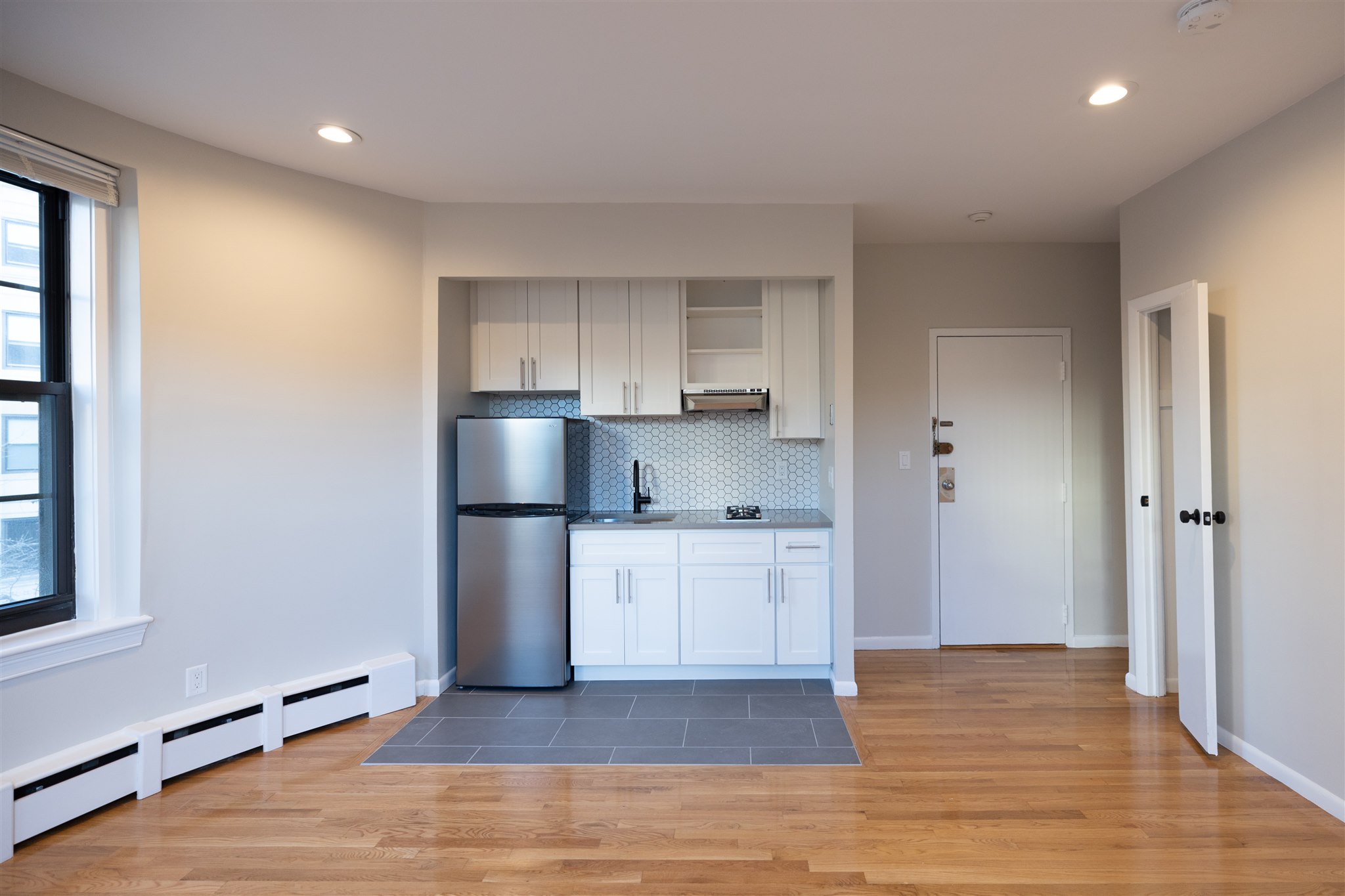 Studio bed, 1 bath apartment for rent at 158-161 Saint Botolph Unit 7F, Back Bay — photo 5 of 11