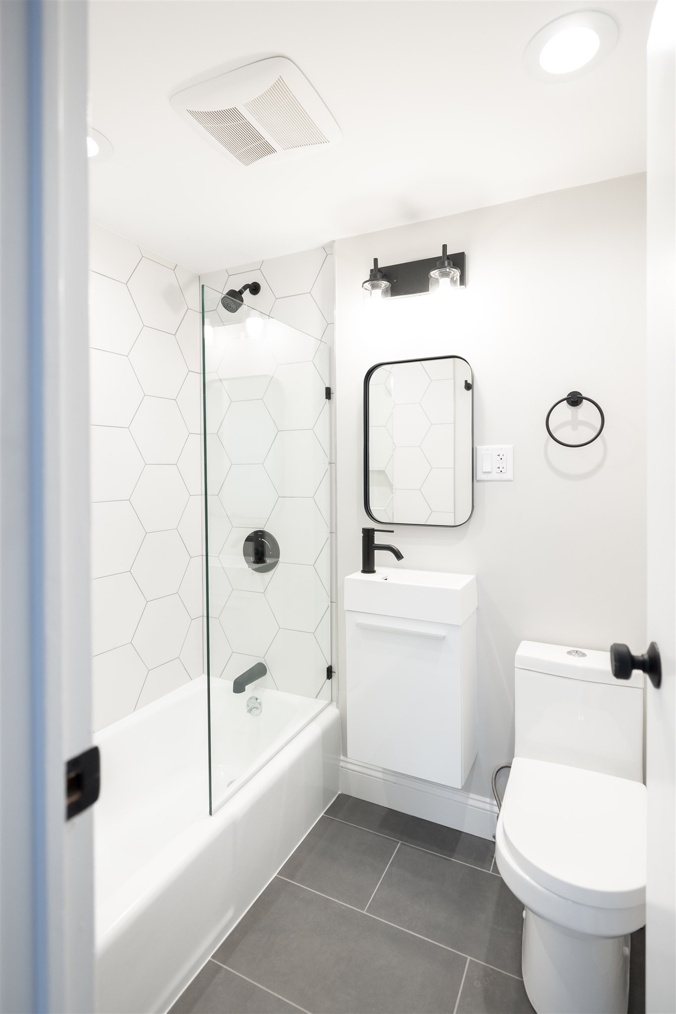 Studio bed, 1 bath apartment for rent at 158-161 Saint Botolph Unit 8, Back Bay — photo 7 of 12