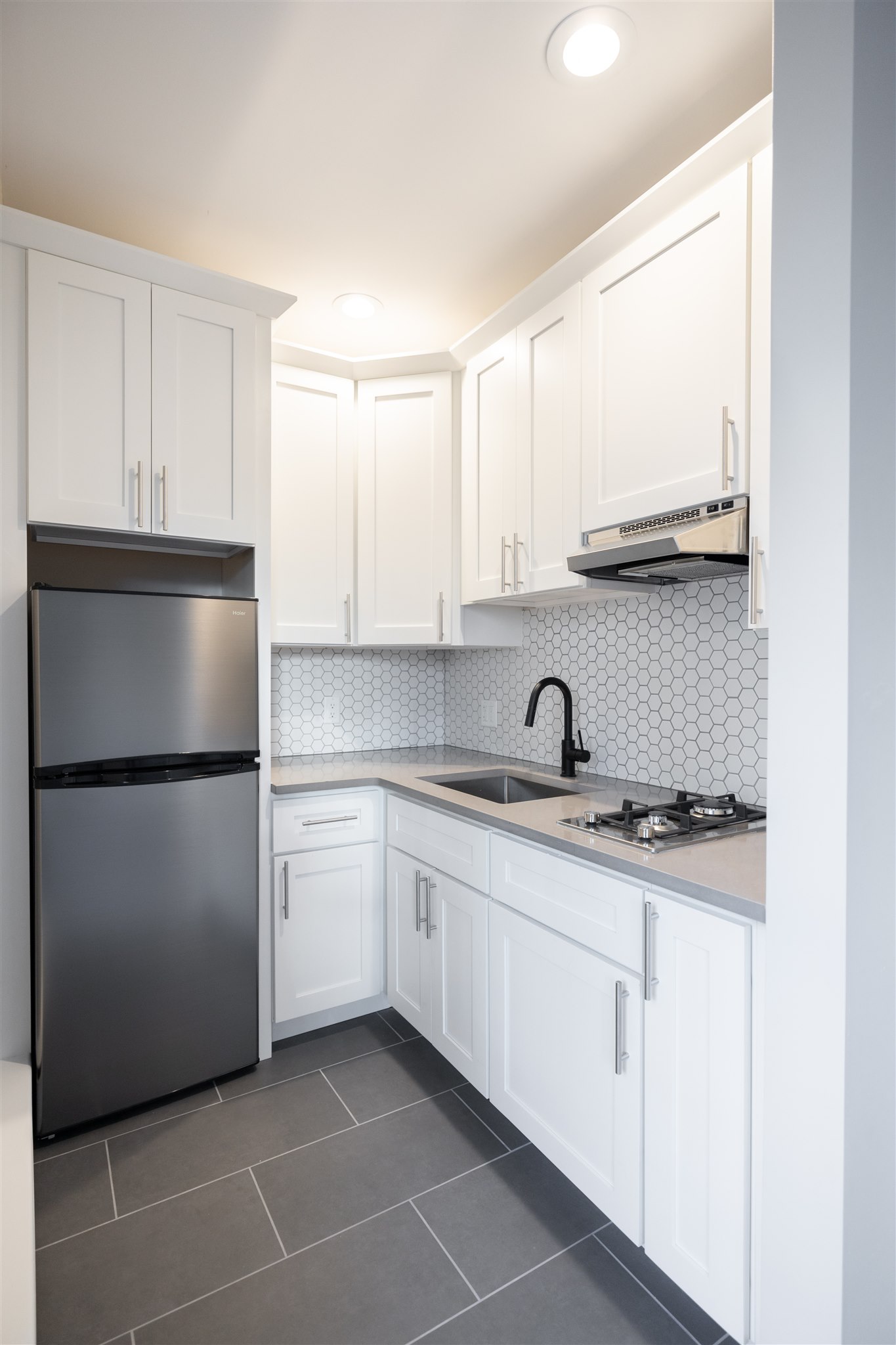 Studio bed, 1 bath apartment for rent at 158-161 Saint Botolph Unit 8, Back Bay — photo 2 of 12