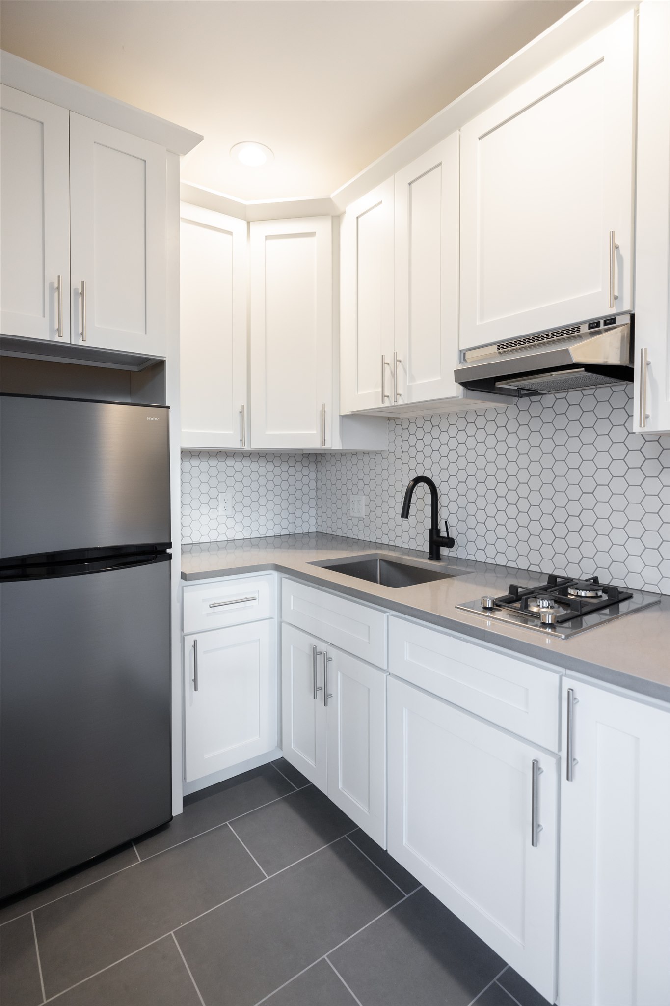Studio bed, 1 bath apartment for rent at 158-161 Saint Botolph Unit 8, Back Bay — photo 3 of 12