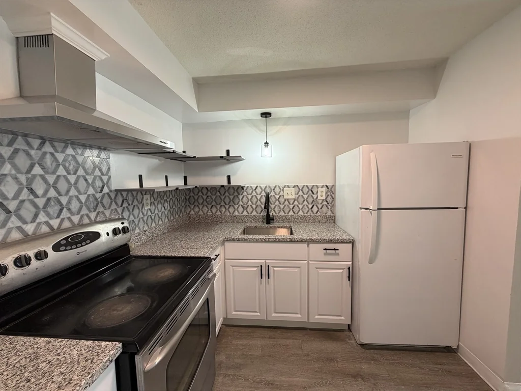 2 bed, 1 bath apartment for rent at 158-162 Water Unit 11, Lawrence — photo 4 of 14