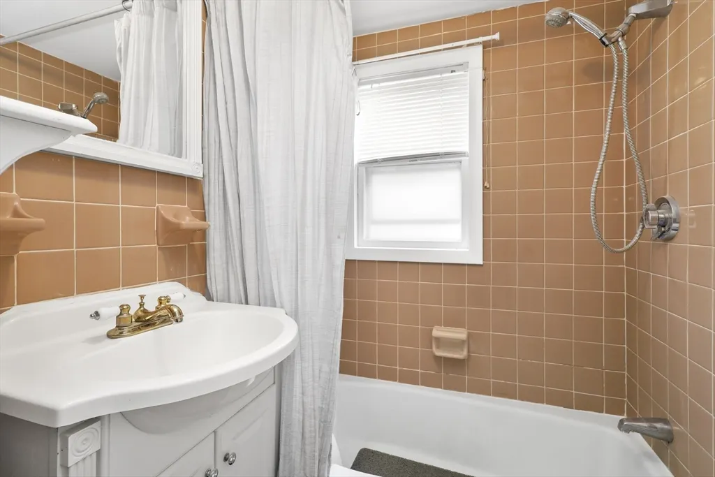 1 bed, 1 bath apartment for rent at 158 Adams St Unit 2, Nonantum — photo 7 of 8