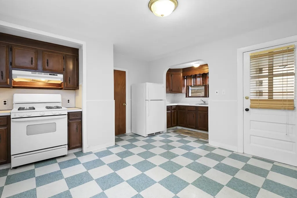1 bed, 1 bath apartment for rent at 158 Adams St Unit 2, Nonantum — photo 3 of 8