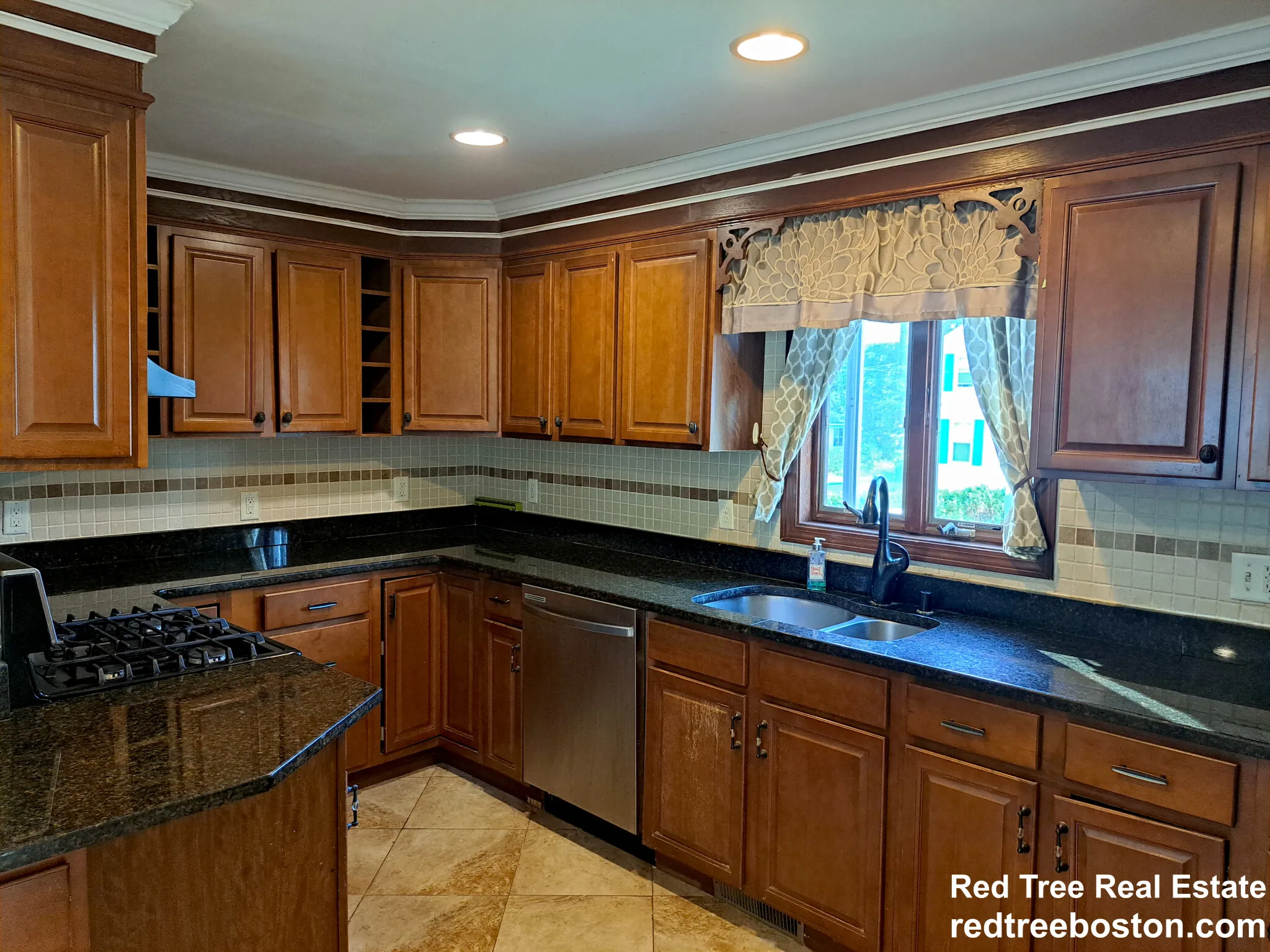 4 bed, 2.5 bath apartment for rent at 158 Baker St Unit 1, West Roxbury — photo 5 of 25