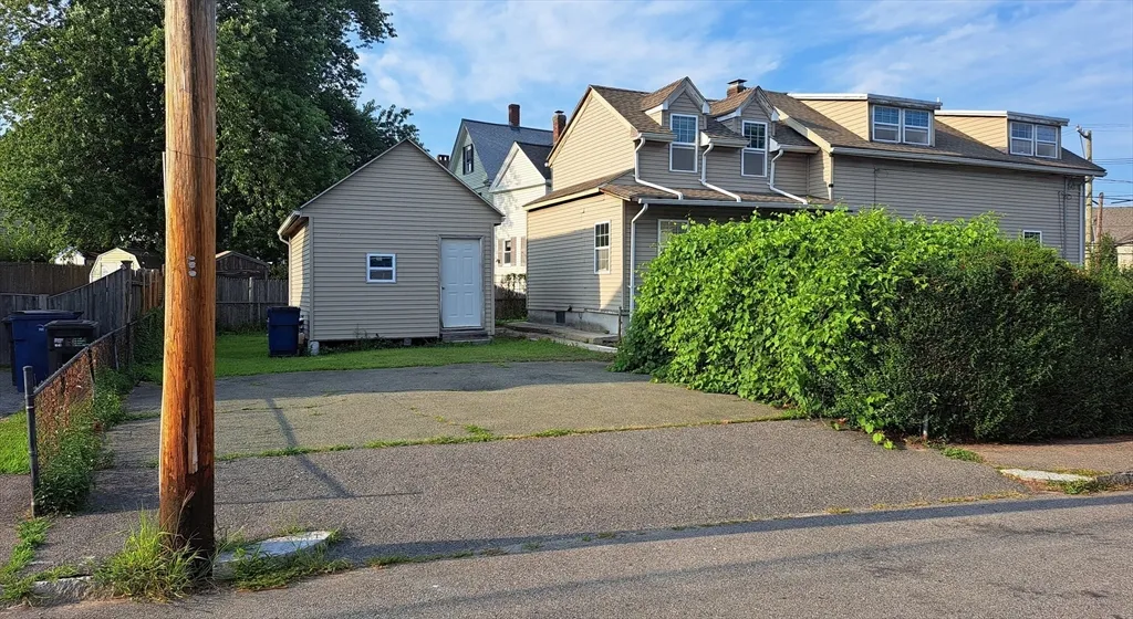4 bed, 2 bath apartment for rent at 158 Baker St Unit HOUSE, West Roxbury — photo 2 of 31