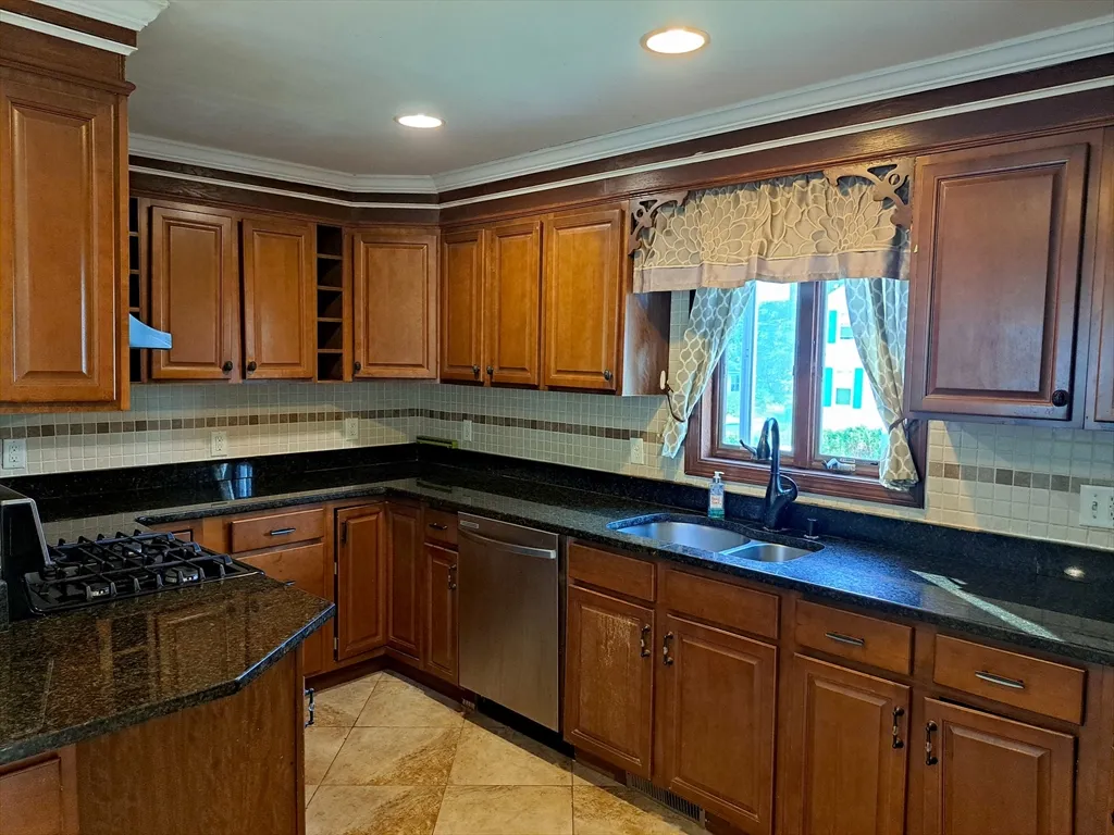 4 bed, 2 bath apartment for rent at 158 Baker St Unit HOUSE, West Roxbury — photo 11 of 31
