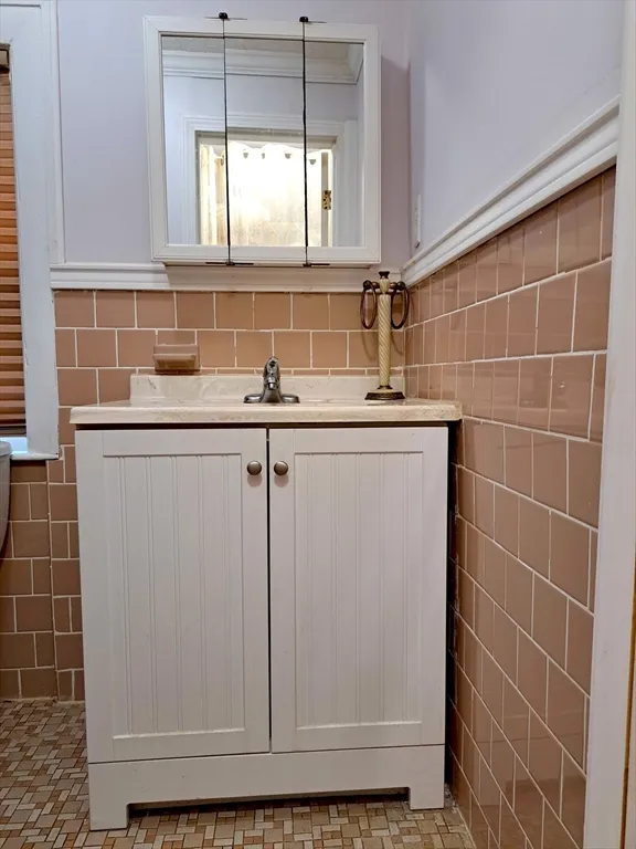 4 bed, 2 bath apartment for rent at 158 Baker St Unit HOUSE, West Roxbury — photo 8 of 31