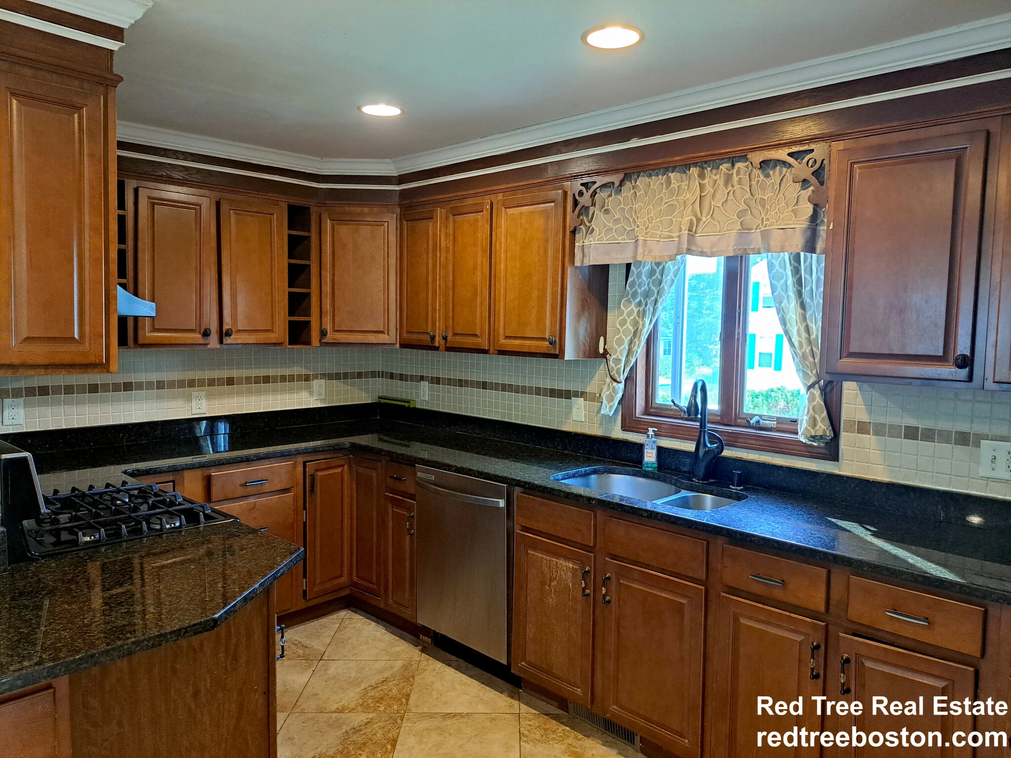 4 bed, 2.5 bath apartment for rent at 158 Baker St, West Roxbury — photo 5 of 30