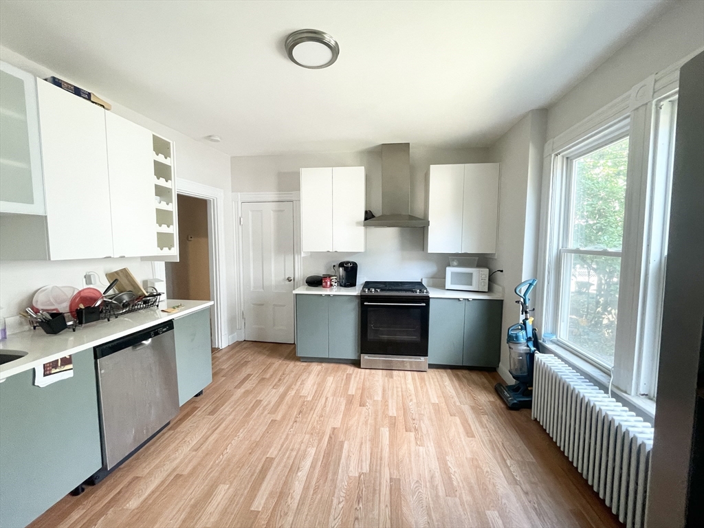 3 bed, 1 bath apartment for rent at 158 Boston St Unit 1, Dorchester — photo 2 of 8