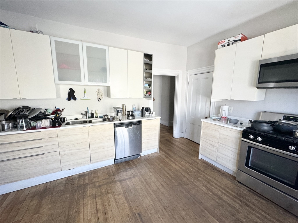 4 bed, 1 bath apartment for rent at 158 Boston St Unit 2, Dorchester — photo 1 of 8