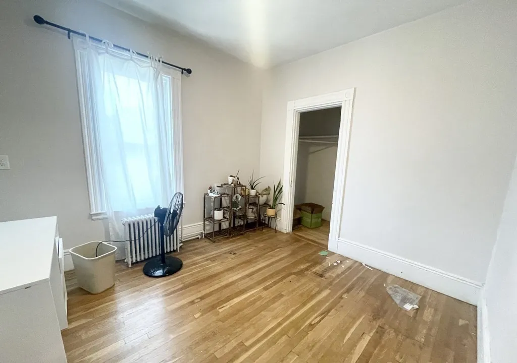 4 bed, 1 bath apartment for rent at 158 Boston St Unit 3, Boston — photo 7 of 9