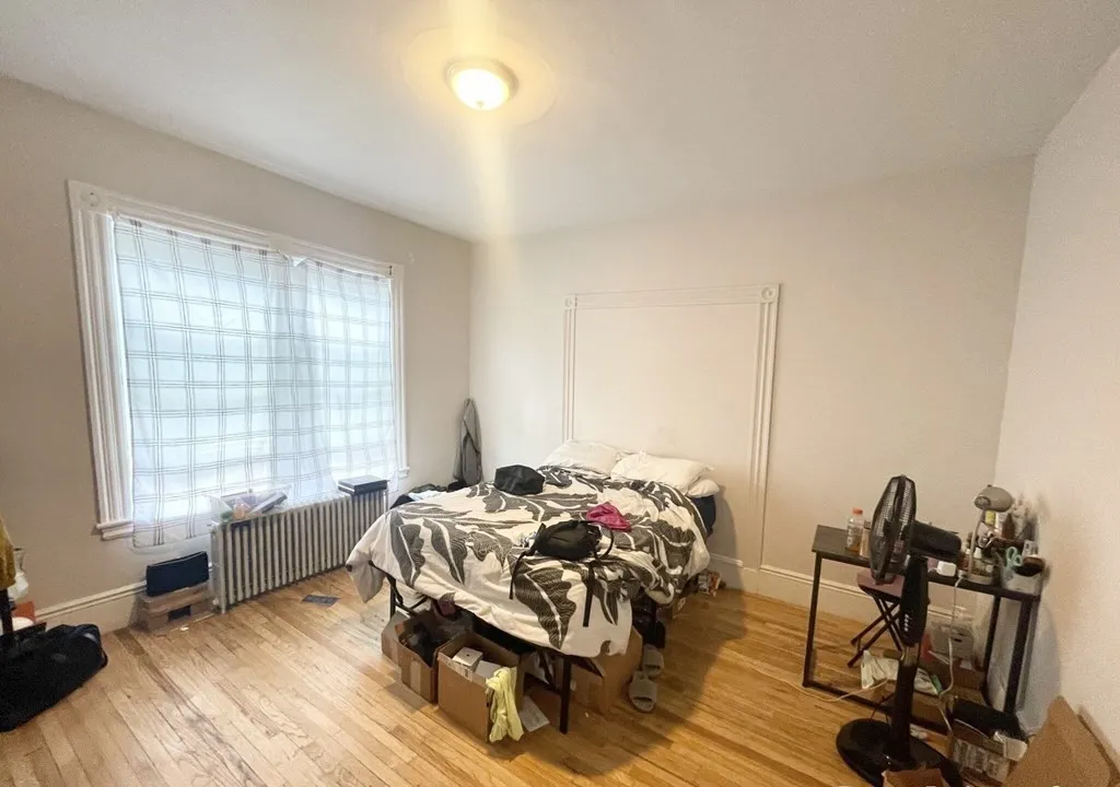 4 bed, 1 bath apartment for rent at 158 Boston St Unit 3, Boston — photo 8 of 9