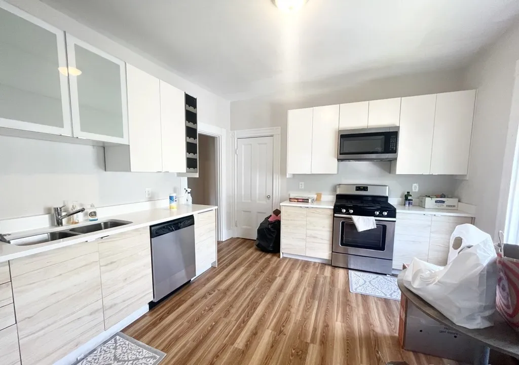 4 bed, 1 bath apartment for rent at 158 Boston St Unit 3, Boston — photo 1 of 9